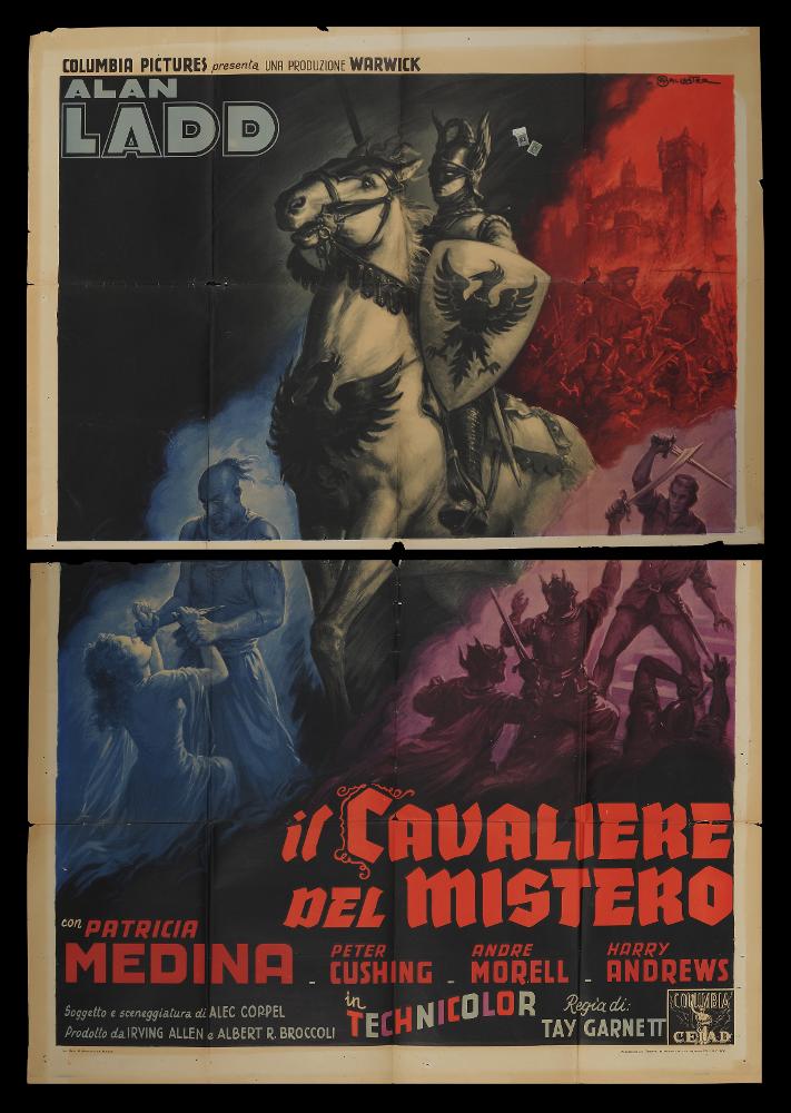 L'immagine riproduce uno dei manifesti conservati presso la Mediateca Regionale Pugliese (vedi Note). Si tratta di una delle versioni grafiche del manifesto del film “Il cavaliere del mistero”, del 1954 per la regia di Tay Garnett, a firma di Ballester (Anselmo Ballester), come si legge in alto a destra. Classe 1897, spagnolo di origine, è considerato tra i capostipiti della pittura di cinema per la sua formazione presso lo studio pubblicitario dedicato al cinema fondato dal padre Federico insieme a Martinati e Capitani. La composizione grafica presenta uno sfondo molto scuro ed è suddivisa in quattro parti: al centro primeggia la figura del cavaliere a cavallo, una statua quasi grigia e misteriosa, inespressiva ed immobile; ai lati tre gruppi corrispondenti a tre scene...