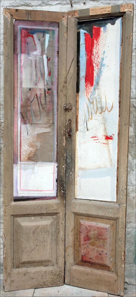 L'immagine digitale riproduce l'opera “Porta/finestra” realizzata dal pittore pugliese Franco Valente. Attivo sin dagli anni '60 del secolo scorso, Valente si pone da subito come promotore della conoscenza e delle arti istituendo nella sua città natale, Molfetta, il centro culturale “Il Cavalletto”. La sua esperienza artistica parte dunque dalla Puglia e si completa negli anni con le diverse partecipazioni a collettive e rassegne d'arte in Italia e all'estero. Noto per le sue installazioni di porte e finestre chiuse, rovinate e destrutturate, Franco Valente, attraverso la sua arte, rievoca un passato ormai decadente che prende vita con pennellate di colore molto spesso dai toni freddi e acidi. Valente è dunque un grande esempio di artista che crea le sue opere liberando...