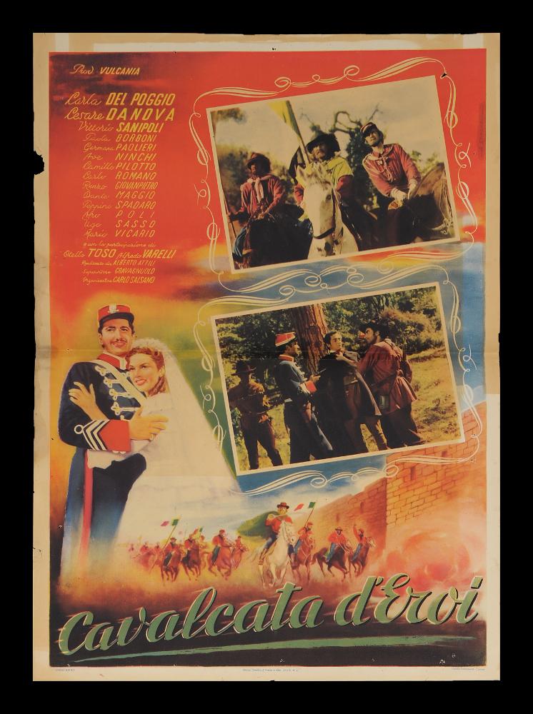 L'immagine riproduce uno dei manifesti conservati presso la Mediateca Regionale Pugliese (vedi Note). Si tratta di una delle fotobuste del film in bianco e nero “Cavalcata d'eroi”, del regista Mario Costa del 1949. La composizione grafica presenta due fotografie di scena inserite in due cartigli e sullo sfondo la coppia di protagonisti, il patriota antiborbonico Ruffo e la contessina Giulia durante la scena del loro matrimonio e, in primo piano, la cavalleria guidata da Garibaldi. In alto a sinistra sono elencati i nomi degli attori, mentre il titolo in corsivo è posto in basso....
