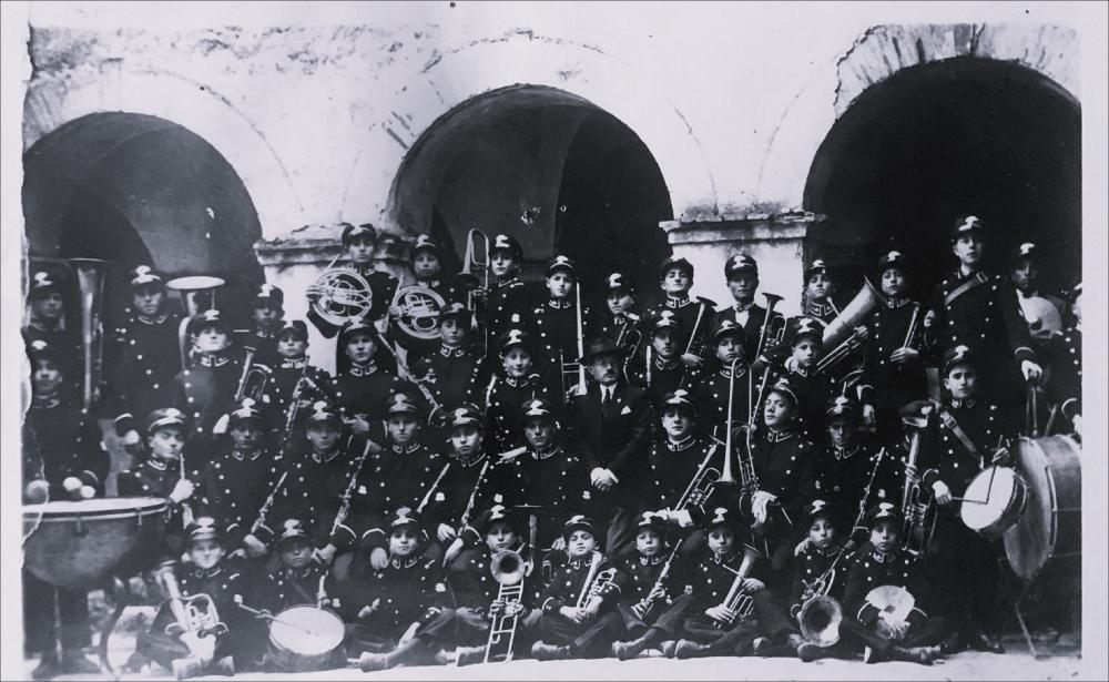 <div class="ql-editor"><div>La foto storica digitalizzata presenta il "Complesso Bandistico Città di San Paolo di Civitate", in provincia di Foggia, nella sua formazione risalente al 1923.</div><div>Questo Complesso Bandistico, fondato nel 1922 dal Maestro Vincenzo Venditti, rappresenta una delle espressioni più importanti della tradizione culturale e musicale della comunità locale. Nato con finalità educative e artistiche, il complesso è divenuto negli anni un importante strumento di formazione musicale, coesione sociale e trasmissione dei valori culturali e religiosi.</div><div>La banda, composta da strumenti a fiato e percussioni, partecipa alle principali celebrazioni civili e religiose di San Paolo di Civitate e dei comuni limitrofi...