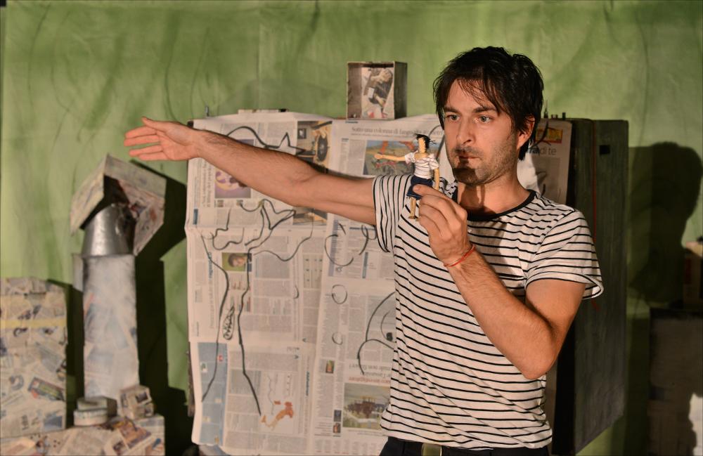 L'immagine in oggetto, fotografia ad opera di Alessandro Colazzo, cattura un momento dello spettacolo “Sogno in scatola”, spettacolo messo in scena dai Cantieri Teatrali Koreja di Lecce per la stagione 2015-2016 dedicata al Teatro Ragazzi. La rappresentazione teatrale usa un nuovo modo di raccontare mediante l'invenzione del "cartometraggio": tra rime, illustrazioni, scatole e suoni si srotola una storia visionaria per aiutare i piccoli spettatori ad ascoltare, guardare e soprattutto ad immaginare, lontano dalle tecnologie. Le scatole sono luoghi magici, dove i giochi prendono vita. Ogni scatola può essere la stanza dove ogni bambino inventa la sua storia, può essere il mare, il cielo e tutte le stelle. Di certo, una scatola è il posto sicuro dove custodire i segreti, r...
