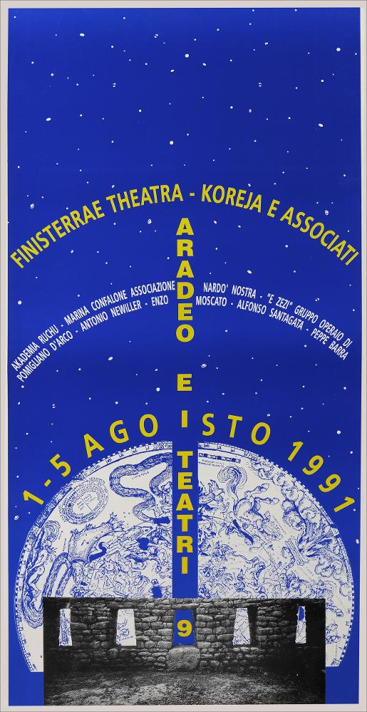 L'immagine ripropone la locandina della rassegna Aradeo e i Teatri 9 svoltasi fra il 1 ed il 5 agosto 1991, un appuntamento con il teatro sperimentale che la compagnia Koreja, nata nel 1983 nel piccolo borgo salentino di Aradeo, porta avanti sin dall'anno della sua fondazione. Da notare il cielo stellato che avvolge il mondo delle costellazioni riprodotto con i corrispettivi segni zodiacali. Al centro della pagina sono elencati i vari artisti che portarono in scena spettacoli legati dalla volontà di rappresentare il "sud" non solo come luogo fisico italiano, ma inteso anche come "sud del mondo". Da ricordare la presenza dell'Akademia Ruchu di Varsavia, protagonista nello scenario politico e culturale polacco, con la rappresentazione della sua intera antologia con gli sp...