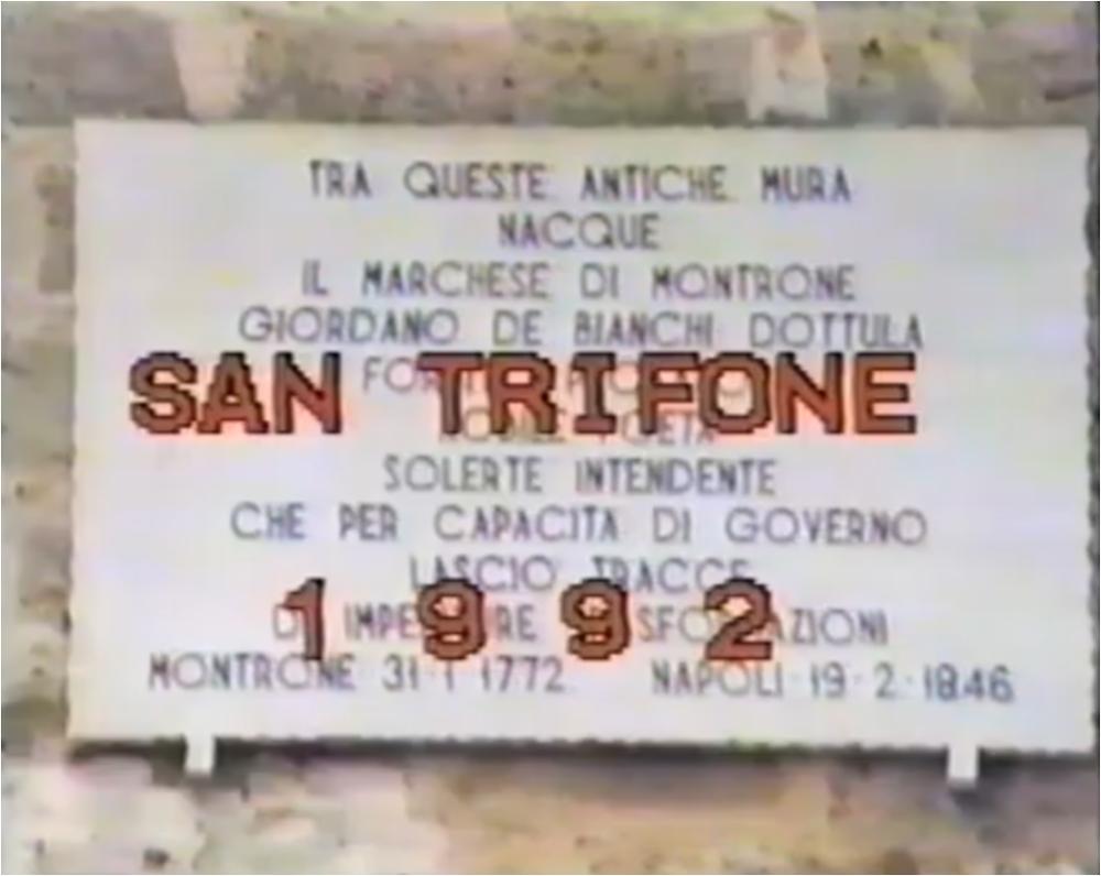 <div class="ql-editor"><div>Il filmato del 1992 documenta uno dei momenti più significativi delle celebrazioni in onore di San Trifone ad Adelfia. Le immagini riprendono la solenne processione del simulacro tra ali di folla, le scenografiche luminarie che illuminano la piazza principale, i concerti bandistici e i suggestivi fuochi pirotecnici, elementi che da sempre caratterizzano quella che è conosciuta come “La Regina delle Feste”. Il video rappresenta una preziosa testimonianza della devozione popolare e dell’atmosfera degli anni ’90, offrendo uno spaccato autentico della partecipazione della comunità e dell’identità collettiva che ruota attorno alla festa patronale. </div><div><br></div><div>La Festa di San Trifone d...