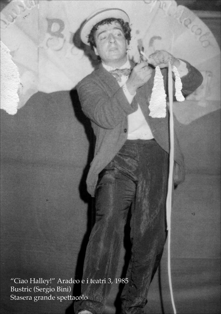 La fotografia immortala un momento della performance “Stasera grande spettacolo”, messo in scena nel 1985 nell'ambito della rassegna annuale “Aradeo e i Teatri” giunta alla terza edizione con il titolo “Ciao halley - festeggiamenti per l'arrivo di una cometa”, un appuntamento con il teatro sperimentale che la compagnia Koreja nata nel 1983 nel piccolo borgo salentino di Aradeo porta avanti sin dall'anno della sua fondazione. L'esibizione è di Sergio Bini, in arte Mago Bustric, autore, regista ed attore. Formatosi alla ‘École Internationale du cirque' di Parigi ed a Roma presso la scuola di Roy Bosier, ha la capacità di incantare il vasto pubblico con il suo illusionismo guidando i presenti in un viaggio sorprendente, quasi effimero, durante il quale ogni gesto, ogni gio...