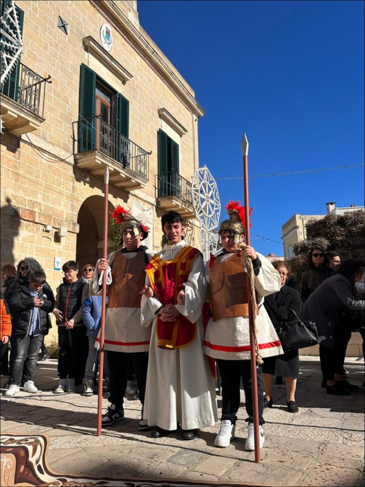 <div class="ql-editor"><div><span>Foto della rappresentazione della </span><strong>“Tragedia di San Vincenzo”</strong><span>, messa in scena a </span><strong>Miggiano il 22 gennaio 2025</strong><span> in occasione della festa patronale. Lo spettacolo teatrale, interpretato tradizionalmente dagli studenti della scuola media del paese, rievoca il martirio di </span><strong>San Vincenzo di Saragozza</strong><span>, offrendo alla comunità un momento di riflessione e partecipazione. La rappresentazione, profondamente radicata nella tradizione locale, unisce devozione religiosa e coinvolgimento delle giovani generazioni, contribuendo a tramandare la memoria del santo e i valori della festa.</span></div><div><br></div><div>La <strong>festa patronale di San Vin...