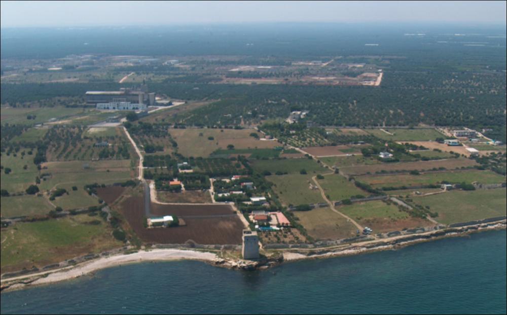Il comune di Molfetta, rientra nell'ambito paesaggistico della Puglia Centrale, caratterizzato morfologicamente dalla piattaforma calcarea, movimentata solo dalle incisioni delle lame, con recapito a mare, e dalla matrice olivetata che domina incontrastata questo paesaggio. Il tratto di costa barese comprese fra Barletta e Cozze è privo di articolazioni, se non di quelle di dettaglio dovute ai processi erosivi localizzati ad opera del carsismo e dell'azione del mare. Il fronte roccioso è ritmato da calette e insenature, in aderenza delle quali sono sorti i primi nuclei urbani. Nel tratto da Trani a Molfetta la costa inizia ad alzarsi con presenza di falesie attive. Quello barese è, dunque un paesaggio costiero storicamente profondo, in cui i centri compatti che qui si d...