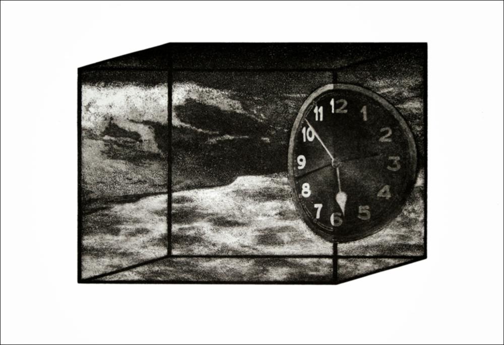 L'immagine digitale riproduce un'opera dell'artista pugliese Gianni De Serio. Classe 1972, la sua carriera artistica comincia in seguito alla laurea in Arti visive conseguita nel 2011, dopo anni da web project manager e graphic design. Le sue opere sono il risultato di una ricerca stilistica che predilige l'ibridazione di linguaggi: pittura, grafica, fotografia, multimedia e videomaking. Tra le sue opere, si annoverano anche molte incisioni, come “Panta rei”, dalla quale fu realizzata una tiratura di 25 pezzi donati ad alcune personalità di spicco in occasione del X Premio Nazionale delle Arti, che si svolse a Bari nel 2013. La tradizione della tecnica (con un probabile omaggio storico ai più famosi orologi di Dalì) in questo caso volge uno sguardo verso il contemporane...