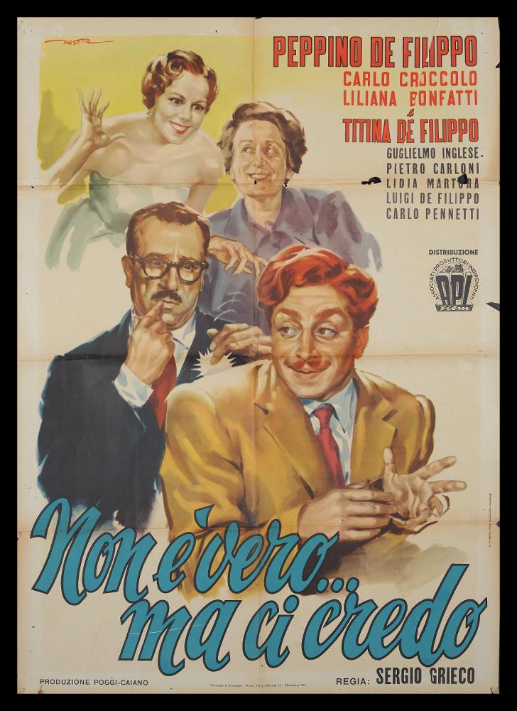 L'immagine riproduce uno dei manifesti conservati presso la Mediateca Regionale Pugliese (vedi Note). Si tratta di una delle versioni del manifesto del film "Non è vero...ma ci credo", a firma di Deseta (Enrico De Seta), disegnatore e pittore italiano, noto come fumettista per giornali satirico-umoristici e periodici per ragazzi e soprattutto per la sua produzione di illustrazioni cinematografiche. La composizione pittorica ruota attorno ai protagonisti del film, rappresentati con tinte squillanti, pennellate molto fluide, per una narrazione che esalta la commedia divertente di De Filippo. La vena umoristica di Deseta si rivela nei ritratti dei personaggi, dei quali esalta la comicità e l'espressività dei volti, bei ritratti fedeli di tutti gli attori. Artista poliedric...