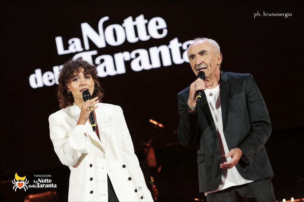 <div>Lo scatto ritrae la cantante Madame insieme al giornalista e conduttore radiofonico Gino Castaldo, entrambi sul palco nella conduzione della serata.</div>...