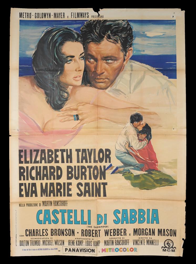 L'immagine riproduce uno dei manifesti conservati presso la Mediateca Regionale Pugliese (vedi Note). Si tratta di una delle versioni grafiche del manifesto del film "Castelli di sabbia". Anche se senza firma, la composizione rivela una mano abile e una bella tecnica, che esalta i due protagonisti. Splendida, sulla sinistra, si riconosce infatti l'attrice Elizabeth Taylor e sulla destra Richard Burton. Pochi colori, brillanti e vivaci, richiamano l'ambientazione marina del film, il blu infatti è dominante, si notano dei delicati accordi cromatici tra lo sfondo e gli occhi dei due attori; il color crema immerge il fruitore nella candida e piacevole sensazione di trovarsi su una spiaggia....