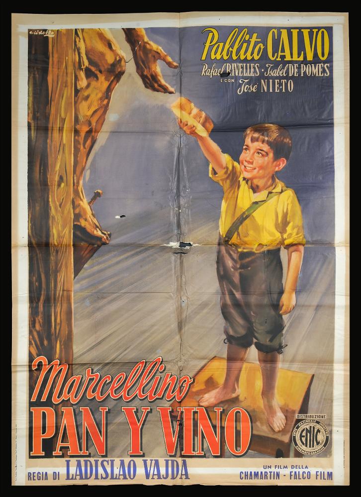 L'immagine riproduce uno dei manifesti conservati presso la Mediateca Regionale Pugliese (vedi Note). Si tratta di una delle versioni grafiche del manifesto del film “Marcellino pane e vino” del 1955 per la regia di Ladislao Vajda, tratto dal romanzo di José María Sánchez Silva. La firma che si legge in alto a sinistra appartiene all’illustratore Averardo Ciriello (A. Ciriello) che iniziò a lavorare come pubblicitario presso l’agenzia ‘Non plus ultra’ a Milano e poi presso la ‘Ima’, la più grande agenzia di pubblicità in Italia. Il suo talento come disegnatore di arte figurativa lo porteranno anche a lavorare nel campo editoriale per numerosi giornali. Ciriello sin dagli esordi mostrò un linguaggio elaborato e uno stile pittorico colto e maturo, sia nel ritratto che nel...