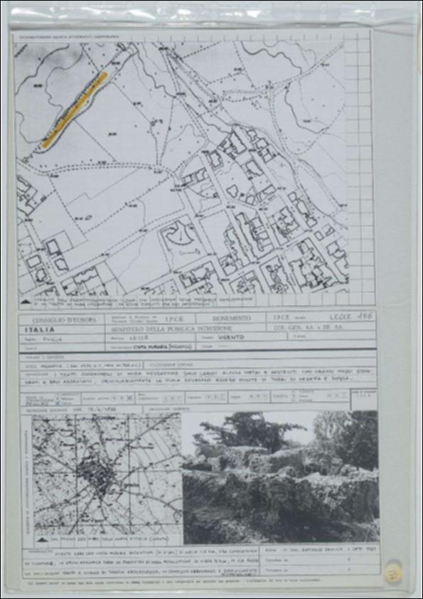 La scheda in oggetto è parte del volume “Censimento delle opere fortificate in Puglia”, risultato dell'attività promossa dalla Regione Puglia tra il 1981 e il 1982, per individuare e descrivere le principali costruzioni in muratura presenti nel territorio. Composta da due fogli sciolti, è redatta dall'Ing. Antonio Panico nel settembre del 1981. Le mura urbiche di Ugento in provincia di Lecce sono risalenti al periodo messapico, seppure restano evidenze solo in alcuni tratti a livello di traccia archeologica, difficilmente rintracciabili.  Sono osservabili alcuni metri dell’originaria cinta muraria costituita da poderosi conci squadrata di pietra calcarea, oggi in cattive condizioni di conservazione. 