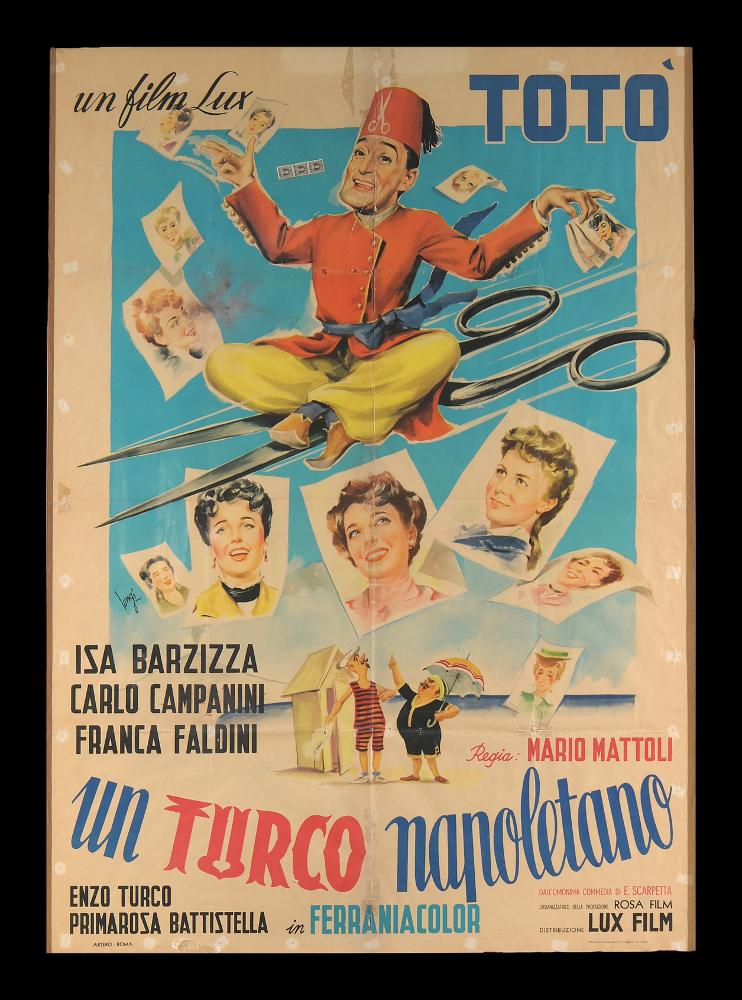 “Un turco napoletano” è un film del 1953 diretto da Mario Mattoli, su sceneggiatura di Sandro Continenza, Italo De Tuddo e Ruggero Maccari. Il film è un adattamento della farsa “Nu turco napulitano” (1888) di Eduardo Scarpetta, ed è interpretato da Totò, primo film del trittico scarpettiano, completato da “Miseria e nobiltà” e “Il medico dei pazzi”, entrambi del 1954, girati tutti a colori sempre con Mario Mattoli dietro la cinepresa e con Totò nei panni di Felice Sciosciammocca.
Tra gli interpreti principali, accanto a Totò, ricordiamo Ignazio Balsamo, Isa Barzizza, Carlo Campanini, Franca Faldini.
Il manifesto cinematografico è a firma del celebre pittore di cinema Longi (Carlantonio Longi), artista, disegnatore e grafico che ha sperimentato diversi stili: gli anni Tr...