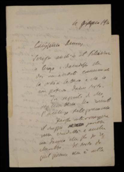Nella lettera, Benedetto Croce scrive a Giovanni Laterza di aver ricevuto un telegramma di Achille Pellizzari che si dice pronto a tornare immediatamente a Napoli; questo in risposta ad una missiva in cui lo stesso Croce approvava la decisione dell'editore di rimuoverlo dalla direzione degli scrittori d'Italia. Il filosofo, auspicando che Pellizzari abbia deciso di far fronte seriamente al grave impegno assunto, spiega di avergli telegrafato a sua volta che lo avrebbe aspettato per i primi di luglio e perciò invita l'editore a mostrarsi aperto ad una soluzione che garantisca unità e continuità della direzione. Infine Croce, pur ritenendo ottima la carta per la nuova collana, esprime il dubbio che possa rendere troppo grossi volumi estesi come quello suo sui lirici marin...
