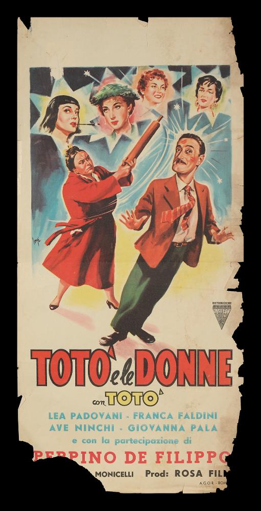 L'immagine riproduce uno dei manifesti conservati presso la Mediateca Regionale Pugliese (vedi Note). Si tratta di una delle locandine del film “Totò e le donne”, del regista Steno del 1952. L’illustrazione è a firma di Longi (Carloantonio Longi), pittore versatile tra i cartellonisti più produttivi del Novecento, che sperimentò nella sua carriera diversi stili, dallo sfumato più classico degli anni Trenta, fino agli stili più contemporanei e lineari. Seppur lacerata nelle parti laterali, la locandina restituisce integralmente la composizione grafica caratterizzata dalla presenza di un realistico Totò riprodotto con una vena quasi caricaturale e con una delle tante smorfie che lo hanno reso celebre. Contribuisce a rendere comica la scena la presenza dell’attrice Ave Nin...