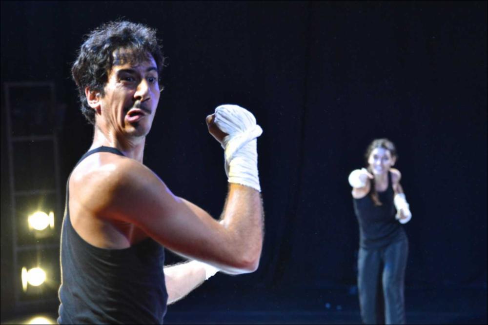 La fotografia in oggetto, ad opera di Alessandro Colazzo, immortala un momento dello spettacolo “OperaStracci”, spettacolo messo in scena dalla compagnia teatrale Koreja di Lecce per la stagione 2015-2016. Chi non ha mai giocato sotto le lenzuola da piccolo o con gli stracci? Lo spettacolo ideato da Enzo Toma e Silvia Ricciardelli mette in scena uno spazio vitale ricoperto di stracci simile ad un "ring", dove ogni straccio può diventare qualcos'altro grazie all'immaginazione: veli, palloni, guantoni, bambole, che giocano con gli attori in realtà facendosi carico di sentimenti come la tenerezza o l'elaborazione del lutto. Lo spettacolo pone l'accento sull'educazione sentimentale, sul mistero dei legami e degli affetti tra un uomo e una donna, raccontato dai due attori ch...