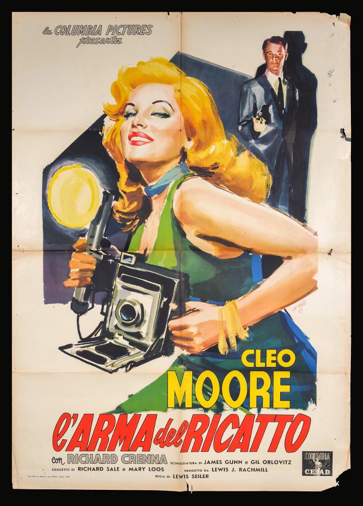 L'immagine riproduce uno dei manifesti conservati presso la Mediateca Regionale Pugliese (vedi Note). Si tratta di una delle versioni del manifesto del film "L'arma del ricatto", la cui composizione pittorica è a firma di Manfredo Acerbo (Manfredo). Abruzzese di nascita, si forma a Roma all'Accademia di Belle Arti. La sua carriera lavorativa lo vede insegnante di pittura, grafico e illustratore per il cinema. Il suo stile è contraddistinto da un segno grafico espressionista, dall'accostamento del nero a colori accesi e da una composizione fatta di macchie e pennellate rapide, molto contemporanee, che certamente lo distingueranno dagli altri pittori di cinema, rendendolo inequivocabilmente riconoscibile. Le forme delle figure e dei personaggi sono così volutamente framme...