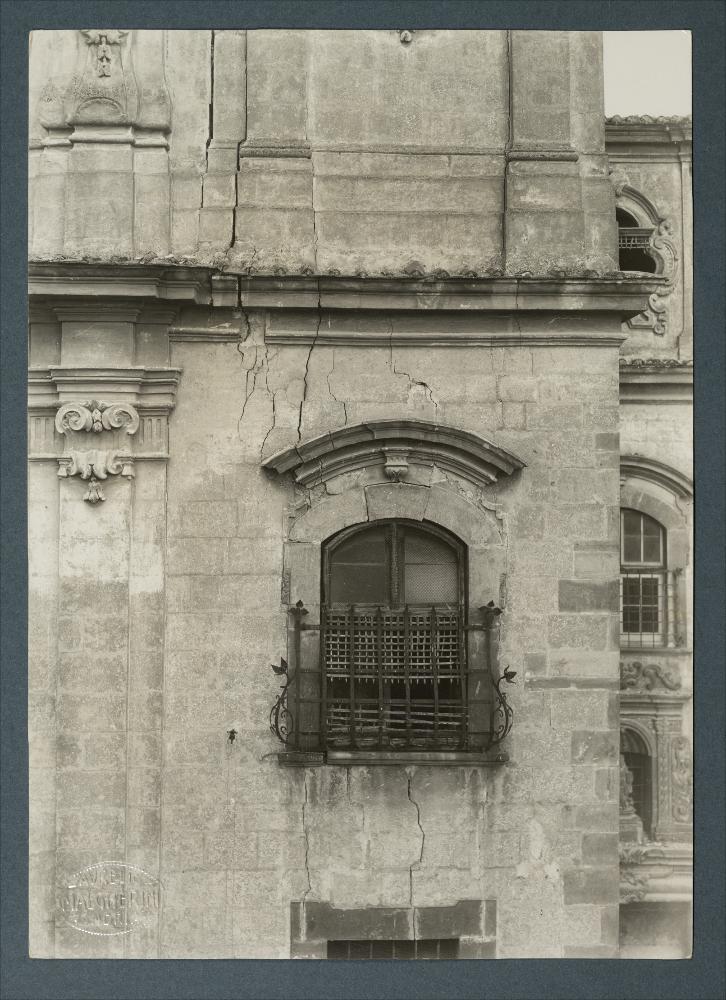 <div class="ql-editor"><div>Documentazione fotografica: lesione presso la Chiesa della SS. Trinità o convento benedettino di Andria, particolare della finestra della Chiesa delle Benedettine. Foto di Aurelio Malgherini.</div><div><br></div><div>La raccolta fotografica di Giuseppe Ceci (1863-1938), studioso delle arti figurative dell’Italia meridionale e tra i promotori delle Società di Storia Patria di Napoli e della Puglia, si inserisce nel vivace clima culturale dell’Italia postunitaria, caratterizzato dal progressivo consolidarsi di una «coscienza nazionale» alimentata anche dal confronto e dal dialogo con le realtà storiche e culturali locali.</div><div>Oggi la Biblioteca Comunale di Andria conserva oltre settecento fotografie de...