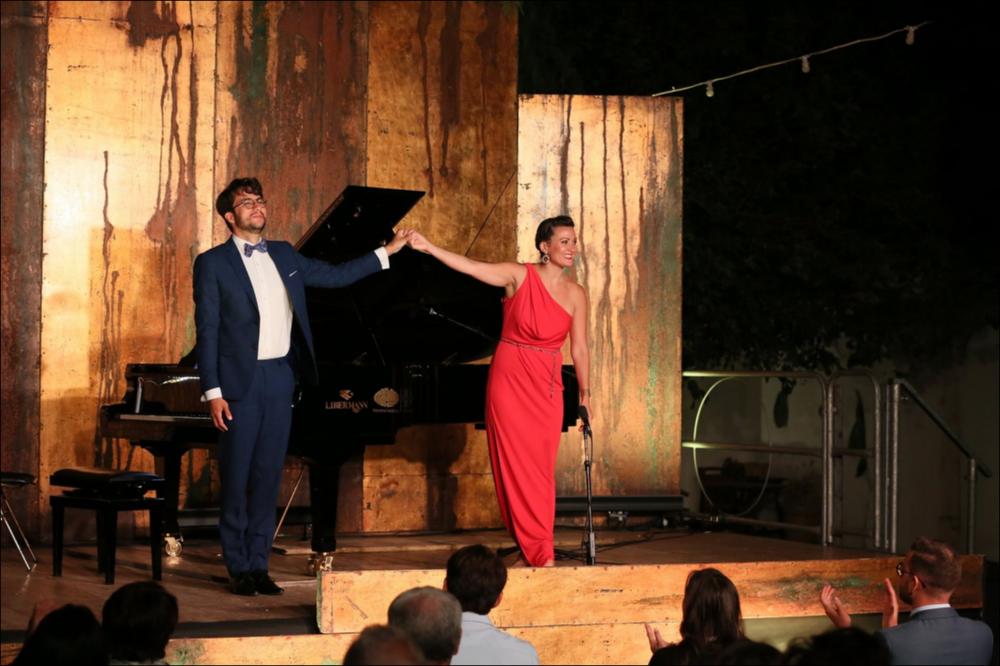 Nella foto il soprano Julie Fuchs che si è esibita assieme a Helio Vida presso la Masseria Capece a Cisternino. Lo spettacolo si è tenuto durante la serata del 20 luglio 2021 in occasione della rassegna “Il canto degli ulivi” per la 47ª edizione del Festival della Valle d’Itria.
Si tratta di un appuntamento molto atteso in cui si esibiscono voci femminili fra le più ricercate e raffinate del panorama europeo. Queste serate rappresentano un momento importante per l’intera esperienza del Festival della Valle d’Itria perché coniugano alla perfezione le bellezze e ricchezze del territorio con le voci e la tradizione del belcanto. Molto suggestive anche le location, quattro masserie storiche che con la collaborazione...