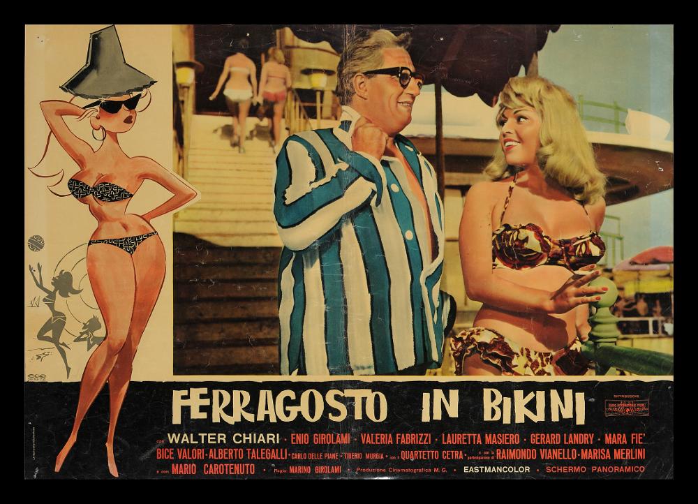 L'immagine riproduce uno dei manifesti conservati presso la Mediateca Regionale Pugliese (vedi Note). Si tratta di una delle foto buste del film “Ferragosto in bikini” del 1961 per la regia di Marino Girolami. La composizione è composta in prevalenza da una fotografia di scena che immortala un momento del film. Sul lato sinistro l’artista Bob Deseta firma l’illustrazione molto minimale. Una ragazza formosa, a ricordare le pin-up degli anni Cinquanta, è in una posa seducente in bikini; la sua figura fuoriesce dalla cornice creata per la fotobusta. Alle sue spalle, in piccole dimensioni ed in monocromo grigio, su una spiaggia una ragazza gioca a palla, seguita da un giovane forse steso sulla sabbia....