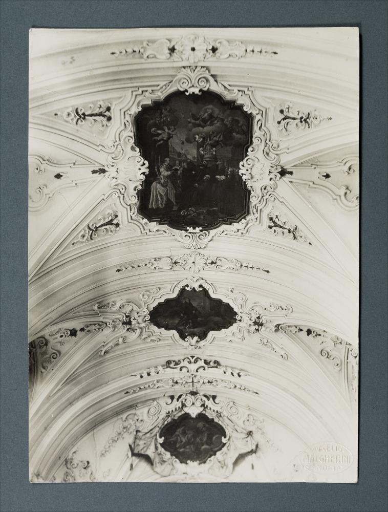 <div class="ql-editor"><div>Documentazione fotografica: Interno della Chiesa SS. Trinità, volta a stucco con tre dipinti raffiguranti I Miracoli di San Benedetto, Andria, foto di Aurelio Malgherini.</div><div><br></div><div>La raccolta fotografica di Giuseppe Ceci (1863-1938), studioso delle arti figurative dell’Italia meridionale e tra i promotori delle Società di Storia Patria di Napoli e della Puglia, si inserisce nel vivace clima culturale dell’Italia postunitaria, caratterizzato dal progressivo consolidarsi di una «coscienza nazionale» alimentata anche dal confronto e dal dialogo con le realtà storiche e culturali locali.</div><div>Oggi la Biblioteca Comunale di Andria conserva oltre settecento fotografie dedicate alla Puglia me...