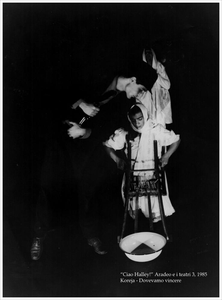 La fotografia immortala un momento del primo spettacolo del Teatro Koreja, “Dovevamo vincere”, messo in scena nel 1985 nell'ambito della rassegna annuale “Aradeo e i Teatri” giunta alla terza edizione con il titolo “Ciao halley - festeggiamenti per l'arrivo di una cometa”, un appuntamento con il teatro sperimentale che la compagnia nata nel 1983 nel piccolo borgo salentino di Aradeo porta avanti sin dall'anno della sua fondazione. Oltre alla regia e alla drammaturgia dell'argentino César Brie, fondatore nella Bolivia degli anni Ottanta del ‘Teatro de los Andes', la pièce teatrale si avvalse della collaborazione di Silvia Ricciardelli che curò anche la direzione artistica dell'intera manifestazione. I protagonisti sono quattro ladri che, dopo aver compiuto un furto, si r...
