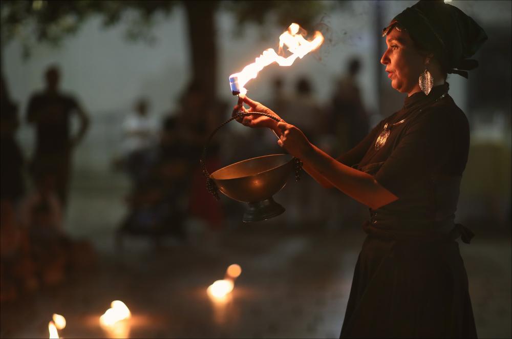 <div>Lo scatto ritrae l’esibizione di “LA FATMA” con uno spettacolo intitolato "Serva di scema", performance di circo, musica e teatro, presentato nella serata del 6 luglio durante il Circonauta Festival 2024 presso piazza Sant’Antonio nel centro storico di Nardò.</div><div>Protagonista è la signora Magda, che sogna di diventare una star del circo e, nei suoi deliri immaginifici, si trasforma nella più grande hula hooper mai vista.</div>