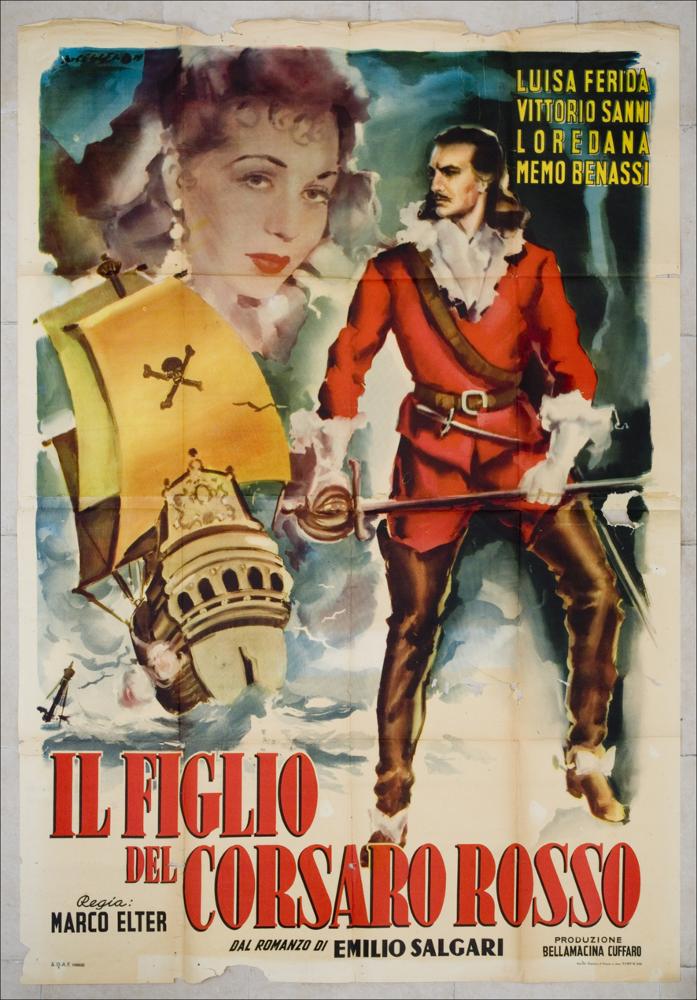 L'immagine riproduce uno dei manifesti conservati presso la Mediateca Regionale Pugliese, esaminati in "Cinema al muro: Angelo Cesselon" (vedi Note). Il manifesto fa affidamento, per richiamare l'interesse del pubblico, su una raffigurazione che occupa quasi l'intero spazio e che richiama l'effetto della sovrimpressione di più inquadrature tratte dal film. In primo piano sulla destra, è raffigurato Vittorio Sanni nei panni del figlio del Corsaro Rosso in tenuta da pirata con un pugnale in vita e una spada tra le mani; la tensione che traspare dall'espressione del volto sottolinea l'ardua impresa che il pirata deve compiere per salvare sua sorella. L'immagine di quest'ultima viene evocata alle sue spalle in un bellissimo primo piano acquerellato. Nella parte sinistra del...