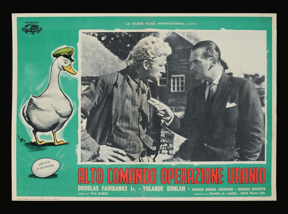 L'immagine riproduce uno dei manifesti conservati presso la Mediateca Regionale Pugliese (vedi Note). Si tratta di una delle fotobuste del film “Alto comando: operazione uranio” del 1951 per la regia di Val Guest. Al centro della composizione troviamo una fotografia, in bianco e nero, tratta da una scena del film. La raffigurazione sulla cornice è a firma di Carloantonio Longi (Lon.), pittore ed illustratore poliedrico che molto si ispirò ad Anselmo Ballester. Tra i cartellonisti più produttivi del Novecento, Longi ha sperimentato nella sua carriera diversi stili, dallo sfumato più classico degli anni Trenta, fino agli stili più contemporanei e lineari. Il forte realismo dei volti è una caratteristica del pittore, che iniziò la carriera artistica proprio come ritrattist...