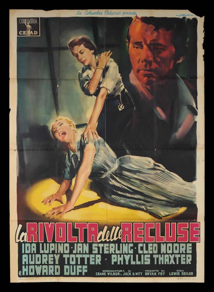 L'immagine riproduce uno dei manifesti conservati presso la Mediateca Regionale Pugliese (vedi Note). Si tratta di uno dei manifesti del film “La rivolta delle recluse” del 1955 per la regia di Lewis Seiler. La composizione grafica è a firma di Giorgio Olivetti, come si legge in alto a destra. La mano dell’artista bolognese è facilmente riconoscibile per lo stile morbido, l’uso di acquerelli sfumati e il gioco sapiente di luci ed ombre che, in questo caso, contribuiscono a rendere cupa ed inquieta la scena narrata. La scena, all’interno di una cella, vede una detenuta, stesa disperata sul freddo pavimento, mentre viene percossa da una poliziotta. Alle loro spalle un volto maschile, in ombra rispetto l’evento narrato illuminato quasi ad occhio di bue, osserva le donne. I...