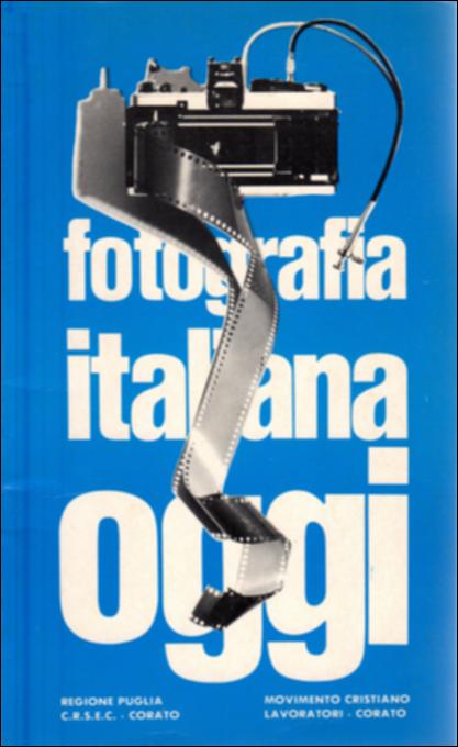 Il volume è parte della grande raccolta denominata “Libri di Puglia”, progetto di digitalizzazione a cura di Nicola Pergola che ha lo scopo di rendere fruibile la produzione editoriale dei Centri regionali di servizi educativi e culturali e degli Assessorati alla cultura e alla Pubblica Istruzione della Regione Puglia, dal 1968 agli anni 2000. Catalogo della omonima mostra fotografica promossa dai Comuni di Galatina e Lizzanello – ed edita con la sezione locale del Movimento Cristiano Lavoratori – la pubblicazione è un viaggio nell'immagine in compagnia di trenta artisti, giovani e anziani, conosciuti e non. Un saggio del curatore introduce le opere di G. Basilico, E. e R. Bassotto, P. Bolognini, M. D. Caricato, E. Catalano, M. E. Catamo, E. Cattaneo, G. Cecere, C. Cera...