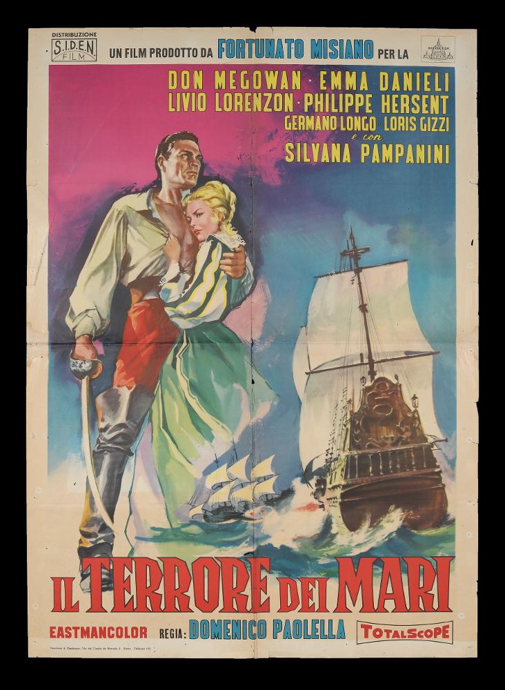 L'immagine riproduce uno dei manifesti conservati presso la Mediateca Regionale Pugliese (vedi Note). Si tratta di una delle versioni grafiche del manifesto del film “Il terrore dei mari”, film avventuroso dalla regia italiana. Nonostante sia senza firma, il manifesto denota una narrazione composta e lineare in cui tutti gli elementi sono disposti in primo piano: dai due protagonisti stretti in un abbraccio al veliero simbolo di una guerra combattuta in mare. L'insieme è arricchito da colori accesi e contrastanti che donano leggerezza alla descrizione e immergono il fruitore nell'atmosfera del film e nei suoi luoghi dell'azione....