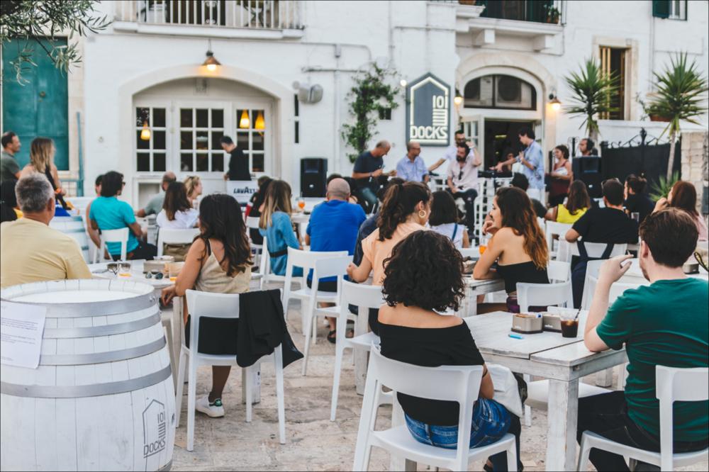 L’edizione 2017 del "VIVA" Festival intende regalare notti magiche alla Valle d’Itria e al pubblico pugliese, nazionale e internazionale. Tra i protagonisti di spicco di questa edizione troviamo Nicolas Jaar (live), Dj Shadow, Madlib, Todd Terje, Ghali, Lorenzo Senni, Kelly Lee Owens, Jolly Mare e Populous (e altri) si aggiungono John Talabot, Rroxymore, Don’t DJ, Jolly Mare, Zippo e Fides. Oltre agli show, ha ospitato una serie di incontri condotti da Carlo Pastore, storico presentatore radiofonico di Babylon su Rai Radio 2, nonché direttore artistico di MI AMI Festival. La fotografia mostra uno degli incontri avvenuti grazie allo spin off "Extra VIVA"....