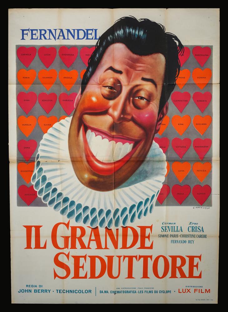 L'immagine riproduce uno dei manifesti conservati presso la Mediateca Regionale Pugliese (vedi Note). Si tratta di una delle versioni grafiche per il manifesto del film "Il grande sedutorre" del 1955 per la regia di John Berry. La firma che si legge in basso a destra è dell’illustratore Giammusso Ugo (Giammusso), nato a Caltanisetta ma formatosi a Roma dove lavorò soprattutto nel campo dell’illustrazione per cartelloni pubblicitari. Bellissima questa composizione che vede come unico protagonista, il grande ritratto o meglio la grande caricatura di un sorridente Fernandel, esaltato anche nelle dimensioni che vanno ben oltre la cornice dello sfondo. Uno sfondo costituito da tanti cuori con all’interno nomi di donna, a simboleggiare le conquiste del “grande seduttore” Don ...