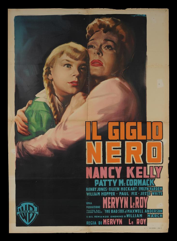 L'immagine riproduce uno dei manifesti conservati presso la Mediateca Regionale Pugliese (vedi Note). Si tratta di una delle versioni grafiche del manifesto del film “Il giglio nero” del 1956 per la regia di Mervyn LeRoy. La firma in alto a destra sembra essere quella del pittore bolognese Giorgio Olivetti e le caratteristiche tecniche dell’illustrazione sembrano confermarne la paternità. Si può notare infatti uno stile morbido, un uso di acquerelli sfumati e un gioco sapiente di luci ed ombre, tratti che ritroviamo in tutta la prima produzione di Olivetti. Viene ripresa a colori una scena del film che vede protagoniste la bambina McCormack e la mamma Nancy Kelly, ritratte in un abbraccio quasi di terrore, i volti non sono sereni e vi si legge una inquietudine enfatizza...