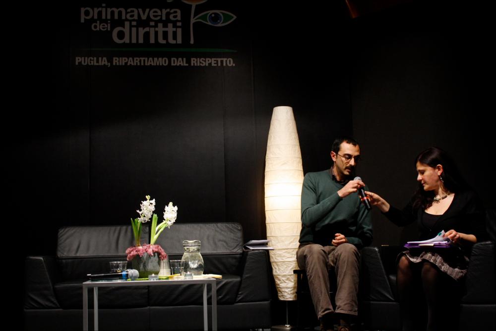 L'immagine fa parte di “Primavera dei Diritti", collezione digitale che raccoglie foto e video dell'omonima manifestazione promossa dalla Regione Puglia - Assessorato al Mediterraneo e realizzata dal Teatro Pubblico Pugliese dal 18 al 28 febbraio 2010 a Bari. Nella cornice del Teatro Kursaal l'incontro "Due volte genitori" ha presentato i risultati della ricerca “Family Matters le esperienze dei familiari di giovani lesbiche e gay in Puglia”, approfondimento regionale del Progetto Daphne “Family Matters: Supporting families to prevent violence against gay and lesbian youth”, realizzato da A.GE.DO-Puglia (associazione di aiuto e sostegno a quei genitori che hanno saputo dell'omosessualità della propria figlia o figlio) sostenuto dall'Assessorato alla Solidarietà Sociale ...