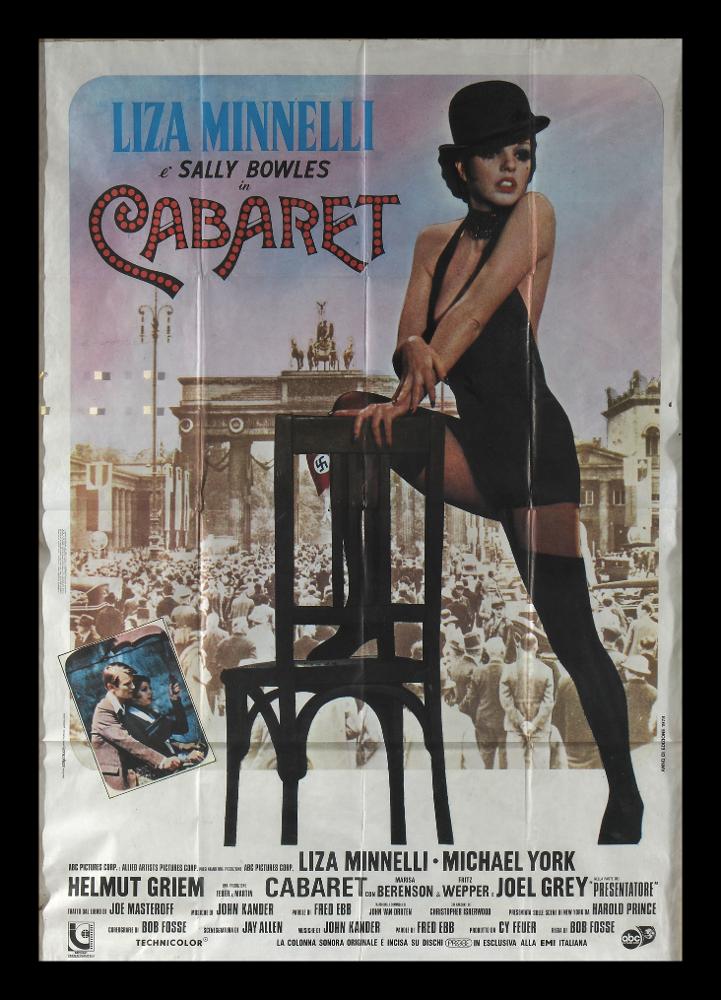 L'immagine riproduce uno dei manifesti conservati presso la Mediateca Regionale Pugliese (vedi Note). Si tratta di una delle versioni grafiche del manifesto del film "Cabaret" del 1972 per la regia di Bob Fosse, ispirato al romanzi di Christopher Isherwood "Addio a Berlino". Centrale e vera protagonista della composizione è la bellissima Liza Minnelli che interpreta la spregiudicata Sally Bowles, cantante in un cabaret di Berlino, immortalata durante una esibizione. Sullo sfondo una folla di spalle rivolge lo sguardo e l'attenzione verso il monumento simbolo della città, la porta di Brandeburgo, dal quale penzola la bandiera nazionale e mercantile della Germania, posta sotto la quadriga e unico punto di colore su uno sfondo grigio....