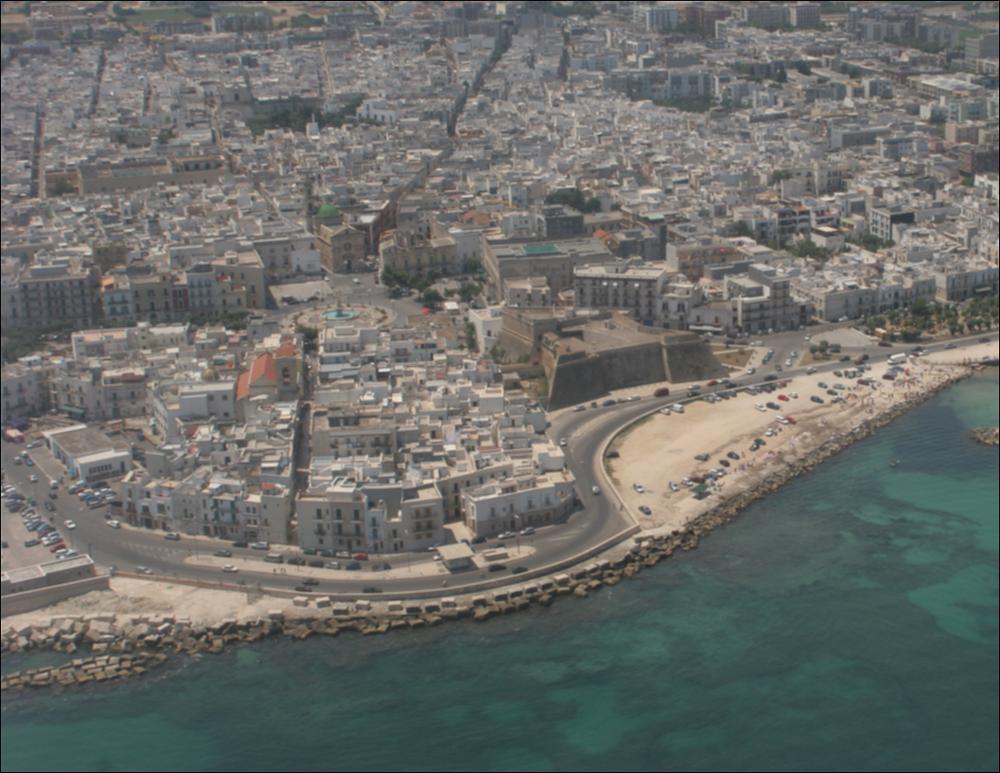 Il comune di Mola di Bari, rientra nel sistema insediativo costiero della Puglia Centrale, caratterizzato da centri compatti, allineati ordinatamente e a cadenza regolare lungo la costa e intervallati da ampi spazi coltivati che giungono fino al mare, tutt'intorno il paesaggio storico della piantata olivetata, interrotto dalle lame, questi corsi d'acqua temporanei, particolarmente preziosi dal punto di vista naturalistico e paesaggistico. Rappresentano i pochi areali di naturalità presenti lungo la costa, nonchè elementi dii connessione ecologica tra entroterra e mare. Tutte le città marinare della Puglia Centrale sono dotate di centri e porti storici di pregio, accomunati da storia e struttura urbana, ma ognuno caratterizzato da un diverso rapporto con il mare. Mola pr...