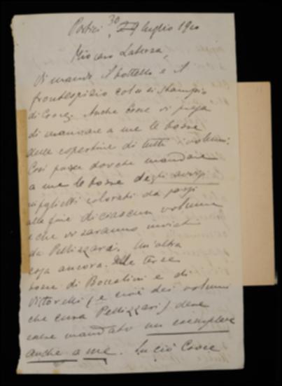 Nella cartolina, inviando alcune bozze licenziate da Benedetto Croce, Fausto Nicolini, anche a nome del filosofo, chiede a Giovanni Laterza di poter ricevere le bozze di tutte le copertine degli Scrittori d'Italia, le bozze dei foglietti pubblicitari per i volumi che saranno spedite in tipografia da Achille Pellizzari, nonché copia delle terze bozze, in revisione presso quest'ultimo, dei volumi di Traiano Boccalini e Jacopo Vittorelli. Nicolini infine, come già richiesto da Vincenzo Spampanato, sollecita la spedizione dell'impaginato di una commedia di Giambattista Della Porta che dev'essere rivista da Benedetto Croce prima della sua imminente partenza.
