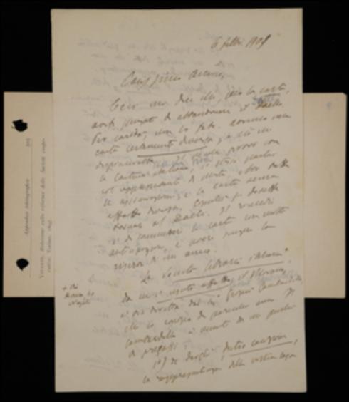 Nella lettera Benedetto Croce sconsiglia a Giovanni Laterza di cambiare il fornitore della carta de "La Critica" e lo invita a rispondere a G. Gambardella, che richiede la rappresentanza della casa editrice a Napoli e il deposito delle sue pubblicazioni; lo informa poi di avere diverse proposte di pubblicazione da rivolgergli. Infine, in merito al volumetto sull'università italiana, si rimette all'editore per la scelta del prezzo e gli fornisce alcune indicazioni per la pubblicità de "La Critica" da apporvi.