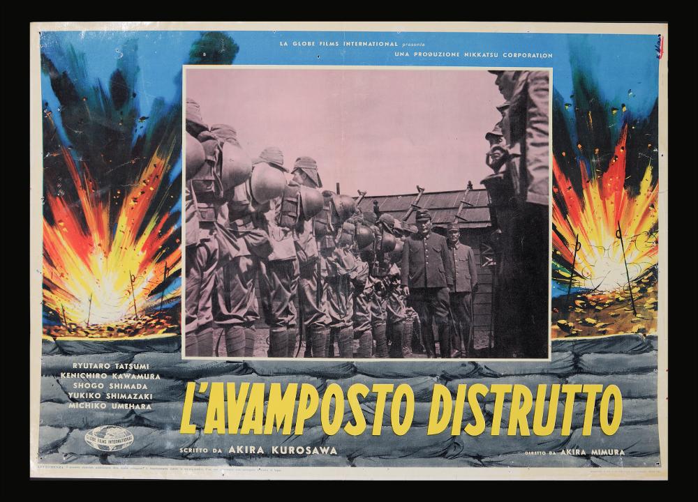 L'immagine riproduce uno dei manifesti conservati presso la Mediateca Regionale Pugliese (vedi Note). Si tratta di una delle fotobuste del film “L’avamposto distrutto” del 1955 per la regia di Akira Mimura a firma Enzo Nistri. Pittore romano che firmò migliaia di manifesti per il cinema, Nistri si contraddistinse per un linguaggio maturo, uno stile semplice ed elegante che "si presta a raccontare ogni storia" (Baroni, 2018). Molti suoi lavori infatti si riconoscono per il tratto raffinato, ma al tempo stesso dalla forte intensità data anche da un sapiente uso dei colori netti e spesso contrastanti, che aiutano a ben definire le figure e le scene descritte come nel caso di questa fotobusta. Notiamo infatti come la cornice intorno alla fotografia di scena in bianco e nero...