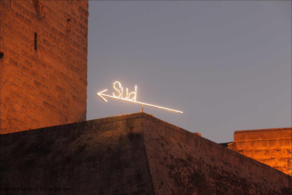 La fotografia in oggetto, scattata dal fotografo Beppe Gernone, immortala nel dettaglio l'opera "Sud" dell'artista barese Daniela Corbascio, qui installata sul Castello Svevo di Bari. Nella "Scheda dettagliata" una recensione del giornalista e critico d'arte Pietro Marino....