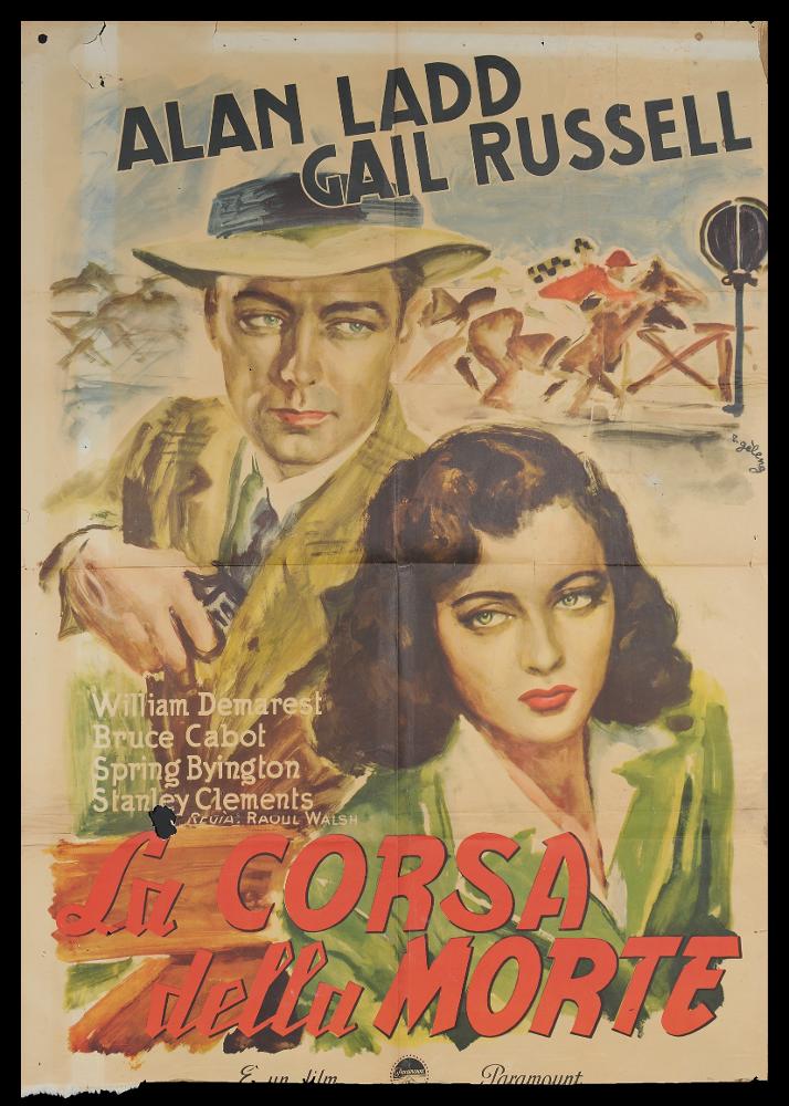 L'immagine riproduce uno dei manifesti conservati presso la Mediateca Regionale Pugliese (vedi Note). Si tratta del manifesto del film "La corsa della morte", a firma di Rinaldo Gèleng. Artista poliedrico ed eclettico, dopo gli studi d'arte, visse e lavorò per molti anni a Parigi, poi a Milano dove realizzò una serie di copertine per Mondadori e infine a Roma, dove realizzò alcuni manifesti per i film di Fellini. Il suo stile fresco e pittorico è fatto di pennellate liquide e sfumate, con spunti grafici originali, composizioni personali, in cui rivela la sua dote di ritrattista. La composizione immaginata per il film americano vede in primo piano i protagonisti, ritratti pieni di fascino e sensualità. Dietro di loro una scena, come abbozzata, descrive la corsa dei caval...