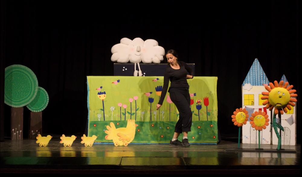 In questo scatto è messa in mostra la scenografia colorata de “La natura fantastica”, performance realizzata in collaborazione con la Compagnia Granteatrino. Lo spettacolo è tratto dai libri per bambini “L’albero vanitoso” e “La nuvola Olga” e i testi sono della famosa autrice e illustratrice Nicoletta Costa che ha partecipato direttamente alla realizzazione dello spettacolo, ideando personalmente i pupazzi e gli oggetti di scena.
Il tema affrontato è quello di una natura fantastica dove sono protagonisti gli alberi, le nuvole e gli animali che incarnano i pregi e i difetti degli uomini.
Questo spettacolo fa parte della rassegna “I bambini e le famiglie a teatro 2021” ed in programmazione dal 7 al 8 ottobre 2021....