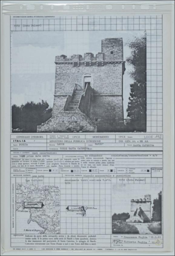 La scheda in oggetto è parte del volume “Censimento delle opere fortificate in Puglia”, risultato dell'attività promossa dalla Regione Puglia tra il 1981 e il 1982, per individuare e descrivere le principali costruzioni in muratura presenti nel territorio. Composta da due fogli sciolti, è redatta da Francesca Faglia il 18 settembre 1981. Torre Santa Caterina è situata a Nardò in provincia di Lecce in zona costiera e sopraelevata. La costruzione fortificata risale al XVII secolo e rappresenta la prima torre della serie di Nardò a base quadrata.  La costruzione fortificata si compone di una torre a base quadrata di 12 metri per lato su due livelli; l’accesso al piano superiore è consentito tramite una scala esterna monumentale ad angolo retto. Il prospetto con muratura fa...