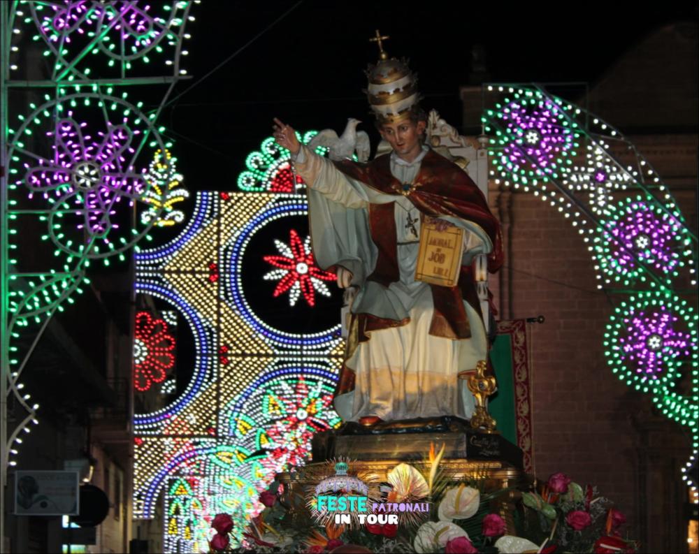 <div class="ql-editor"><div>La foto ritrae la <strong>statua votiva di San Gregorio Magno</strong>, raffigurato con <strong>paramenti pontificali, mitra e pastorale</strong>, simboli della sua autorità di Pontefice e di guida spirituale della Chiesa. Il Santo, spesso rappresentato anche con <strong>il libro dei Vangeli</strong>, segno della sua sapienza teologica e del suo ruolo di Dottore della Chiesa, viene portato in processione tra le vie della città.</div><div>Nel passaggio tra <strong>le strade illuminate dalle tradizionali luminarie</strong>, il simulacro avanza tra la folla dei fedeli impartendo simbolicamente <strong>la benedizione alla comunità</strong>, in uno dei momenti più suggestivi e partecipati della festa patronale.</div><div><br></...