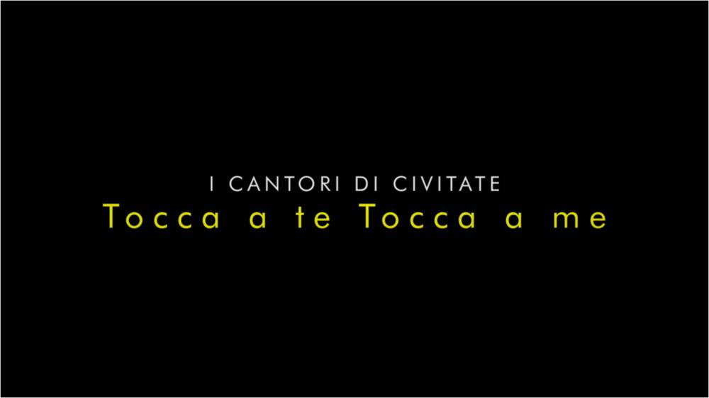 Il brano racconta la cultura contadina attraverso le sonorità e le danze pugliesi e mediterranee, dove i versi dipingono scenari della storia del nostro folklore e delle nostre tradizioni. Tocca a te tocca a me è un brano folk che racconta della crescita personale e del peso del tempo.