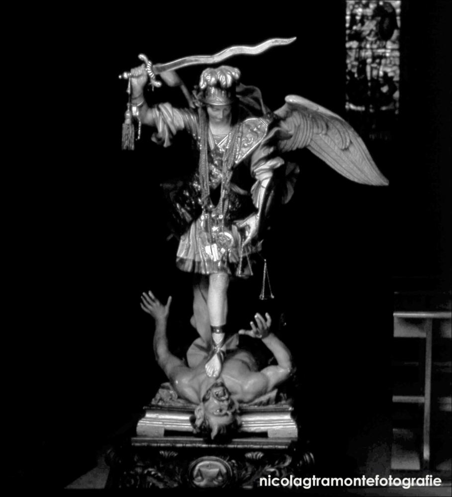<div class="ql-editor"><div>In questa foto storica digitalizzata è protagonista l'imponente Statua di San Michele Arcangelo, ripresa nella Chiesa di San Pellegrino.</div><div>La festa patronale di San Michele Arcangelo a Orsara di Puglia è uno degli eventi più importanti della vita religiosa e culturale della comunità. Si celebra due volte l’anno, l’8 maggio e il 29 settembre, date entrambe legate alla tradizione del culto micaelico.</div><div>La devozione a San Michele ad Orsara affonda le sue radici in epoca molto antica, probabilmente già nell’VIII secolo, quando monaci basiliani si stabilirono nelle grotte del territorio. Cuore di questa tradizione è la Grotta di San Michele Arcangelo, situata nel complesso dell’...