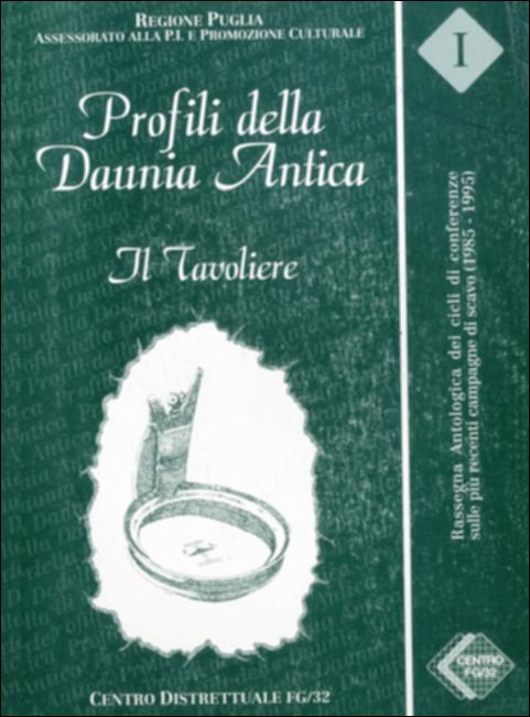 Il volume è parte della grande raccolta denominata “Libri di Puglia”, progetto di digitalizzazione a cura di Nicola Pergola che ha lo scopo di rendere fruibile la produzione editoriale dei Centri regionali di servizi educativi e culturali e degli Assessorati alla cultura e alla Pubblica Istruzione della Regione Puglia, dal 1968 agli anni 2000. Il volume raccoglie in maniera antologica – organizzati per aree geograﬁche – i testi di tutte le conferenze, tenute nel decennio 1985-1995, sulle più recenti campagne di scavo nell'area dell'antica Daunia. Lì dove si individuano il Gargano, il SubAppennino, l'area lucana, sud-ofantina e molisana, e il Tavoliere. I siti che qui vengono trattati sono quelli di Madonna di Ripalta e Salapia (Cerignola), Arpi e la Villa Comunale (Fogg...