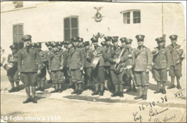 <div class="ql-editor"><div>La foto storica digitalizzata presenta il complesso musicale bandistico “Pietro Giannone” di Ischitella (FG) nell’anno 1938.</div><div>Il Corpo Musicale Cittadino “Pietro Giannone” di Ischitella è una storica realtà musicale e culturale del territorio. Composto da strumenti a fiato e a percussione, partecipa a processioni religiose, celebrazioni civili, concerti ed eventi pubblici, custodendo un repertorio che spazia dalle marce sinfoniche alla musica popolare locale.</div><div>Oltre all’attività artistica, il Corpo Musicale svolge un importante ruolo educativo e sociale attraverso corsi e attività rivolti a giovani e adulti. La partecipazione di musicisti di diverse età e livelli d...